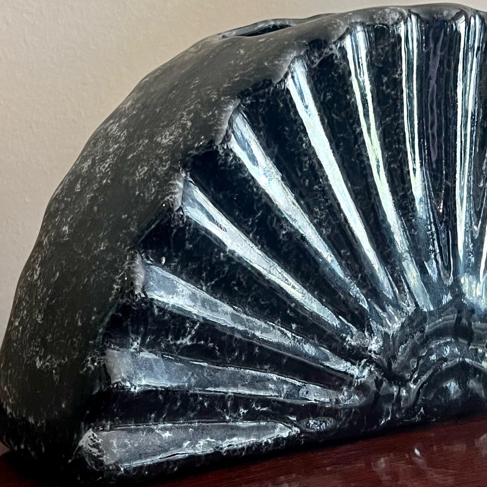 black shell vase - Picture 3 of 3